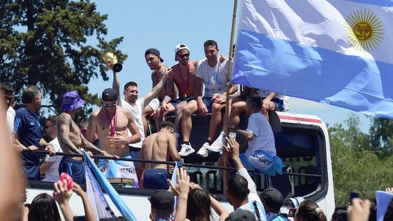 La Selección Argentina festejó por las calles de Buenos Aires la Copa del Mundo. Fue un caos y los jugadores debieron salir en helicóptero.  (AP)