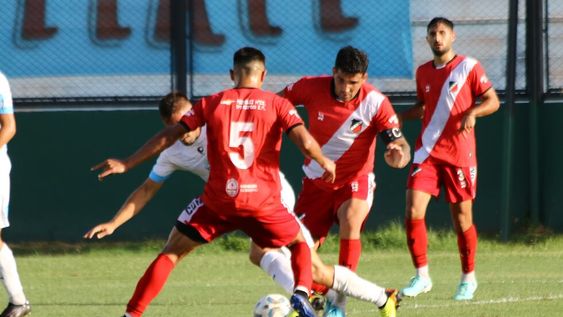 Otra tarde para el olvido tuvo el Cruzado, en la que sumó su tercera derrota consecutiva. El equipo de Sambueza expuso muchos errores en defensa.