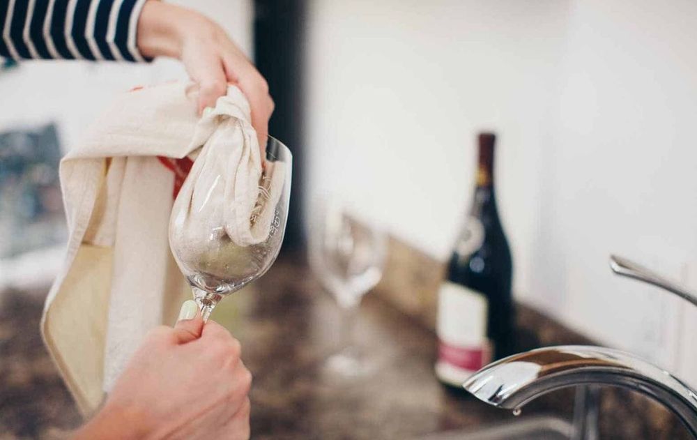 Para dejar la cristalería de casa como nueva es ideal copiarle el método a los restaurantes. No se necesita máquinas y se hace en segundos.