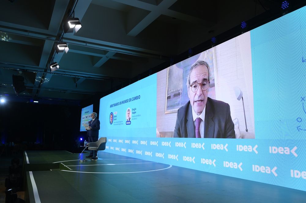 Sergio Suppo, director periodístico de Cadena 3, junto a Rafael Grossi, director general del Organismo Internacional de Energía Atómica (OIEA) (virtual)