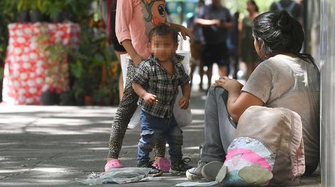 Niños que viven en la pobreza en el centro de Mendoza.
