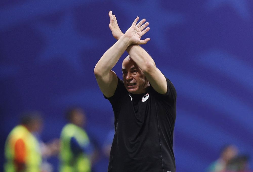 Hossam Hassan hizo la seña frente al árbitro luego del 3 a 2 de Enzo Fernández que selló el pase de la Selección a cuartos de final del Mundial 2026. El técnico denunció presiones de parte de Argentina hacia el juez y encendió la polémica.