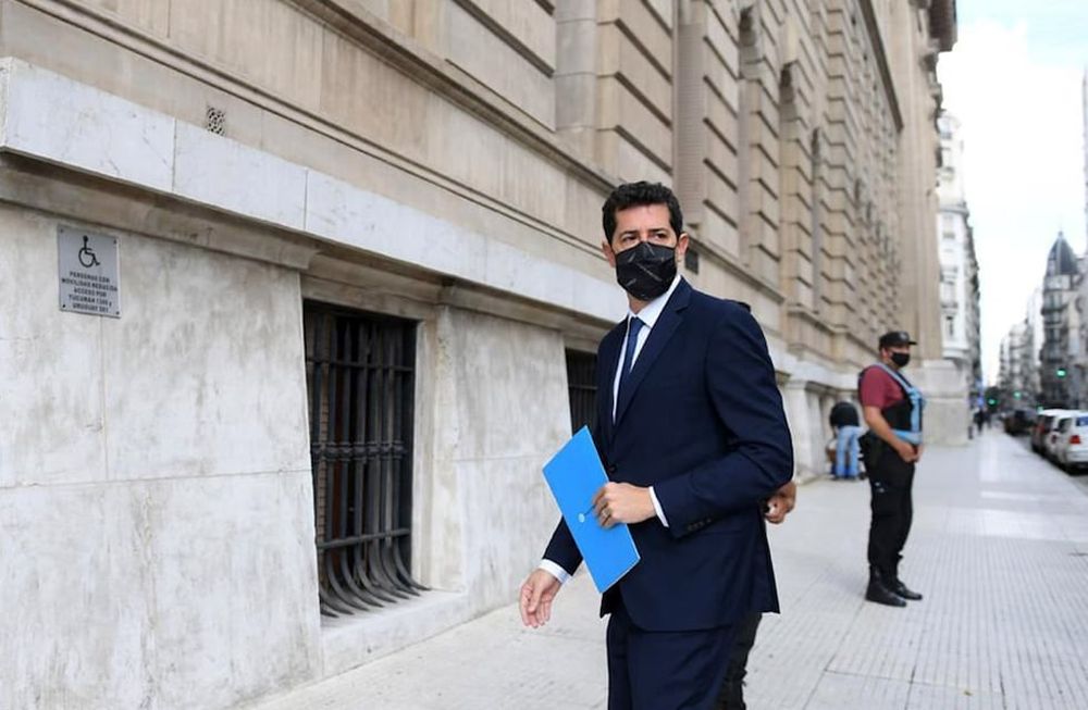 Wado de Pedro llegando a tribunales para participar de la audiencia con la Ciudad por la coparticipación.