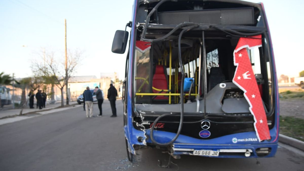 Un colectivo chocó contra un poste de luz en el Acceso Sur: 8 pasajeros heridos
