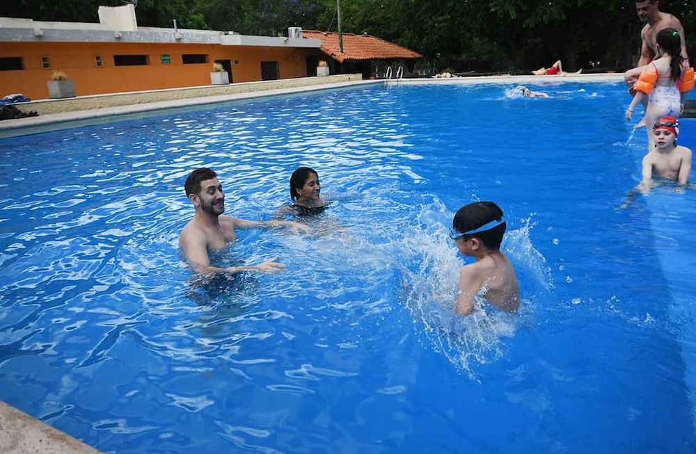 Calor en Mendoza, altas temperaturas se registran en la provinciaEn la pileta del club Hípico los socios se refrescan para controlar el calor Foto:José Gutierrez / Los Andes