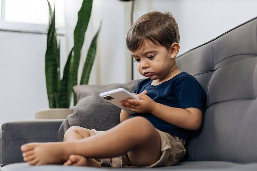 La psicología sugiere que los niños que pasan más tiempo frente a las pantallas pueden desarrollar un mejor desempeño cognitivo, pero el tipo de actividad marca la diferencia (1)