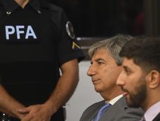 El exjuez federal Walter Bento escucha a la jueza Gretel Diamante leer su condena a 18 años de prisión.&nbsp;