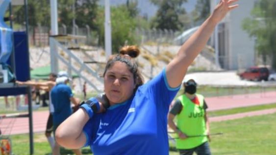 Selene Olivieri Carrizo, cumple 15 años el jueves. Tiene récord nacional en disco (en esta foto, lanzar bala). /Gentileza de Raúl Flores.