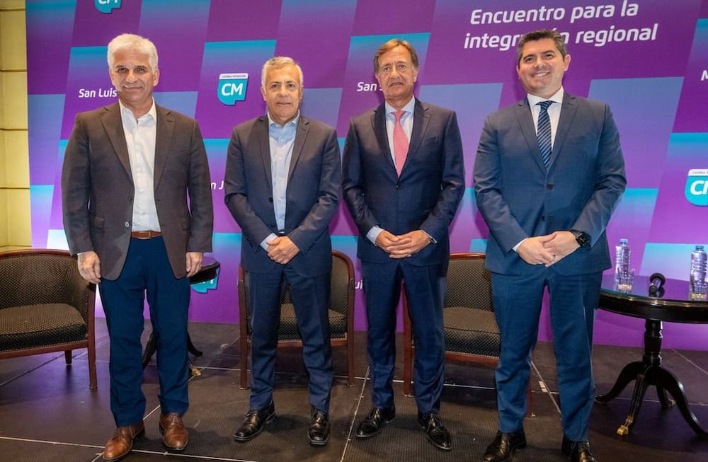 Encuentro para la integracion regional.Se reunieron en el Hotel Amerian Executive El gobernador de Mendoza Rodolfo Suarez, con el candidato a sucederlo por el oficialismo, Alfredo Cornejo, y los gobernadores electos Claudio Poggi (San Luis - izquierda) y Marcelo Orrego (San Juan - derecha).  Foto: Ignacio Blanco / Los Andes
