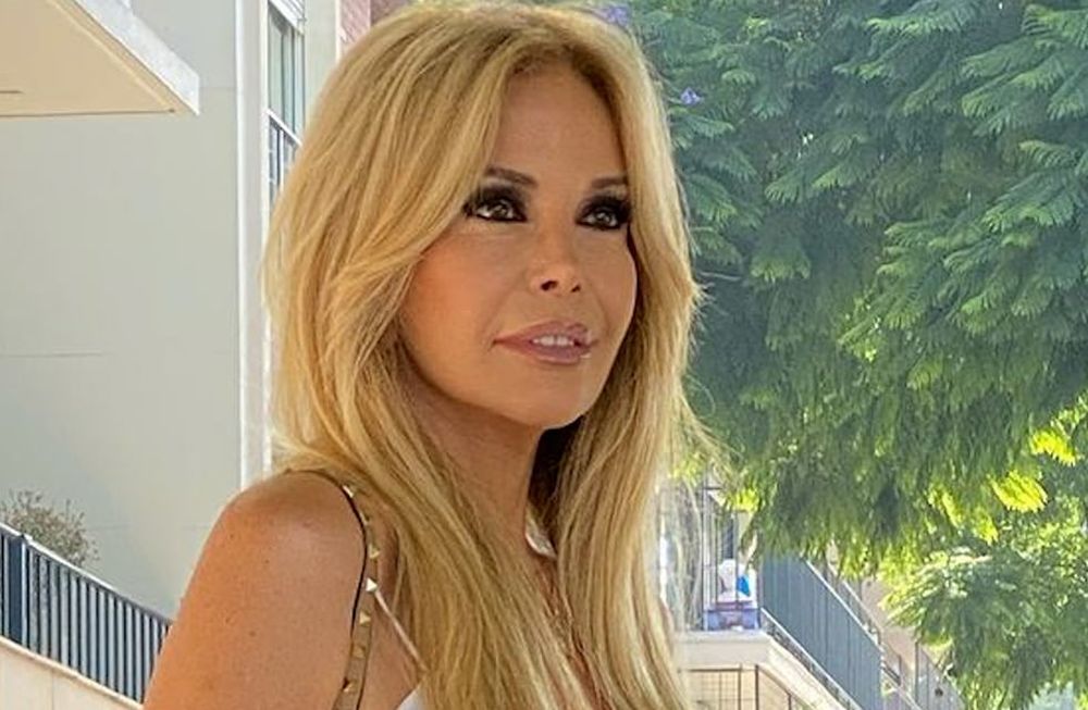 Graciela Alfano comparti una tapa de revista de los '80 en la que pos en bikini junto a un tigre real Graciela Alfano comparti una tapa de revista de los '80 en la que pos en bikini junto a un tigre real