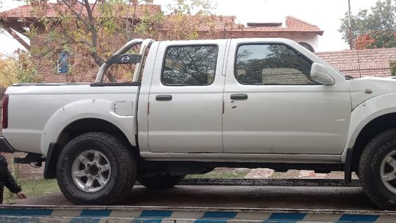 La camioneta Nissan de color blanco que buscaba la Policía fue encontrada en la vivienda de Abel Mariano Sosa Donatti, el hombre acusado de haber atropellado, asesinado y abandonado a Ariel Castro. - Foto: Ministerio de Seguridad.