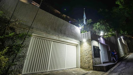 Fotografía de la embajada de Argentina este lunes, en Caracas (Venezuela). Uno de los seis opositores que se encuentran refugiados en la residencia oficial de la Embajada de Argentina en Caracas desde el 26 de marzo denunció que un grupo de policías pretenden tomar el edificio diplomático. Foto: EFE/ Henry Chirinos