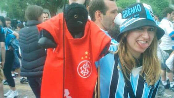 Hincha brasileña arrepentida: por sus gritos racistas, la echaron del trabajo y apedrearon su casa