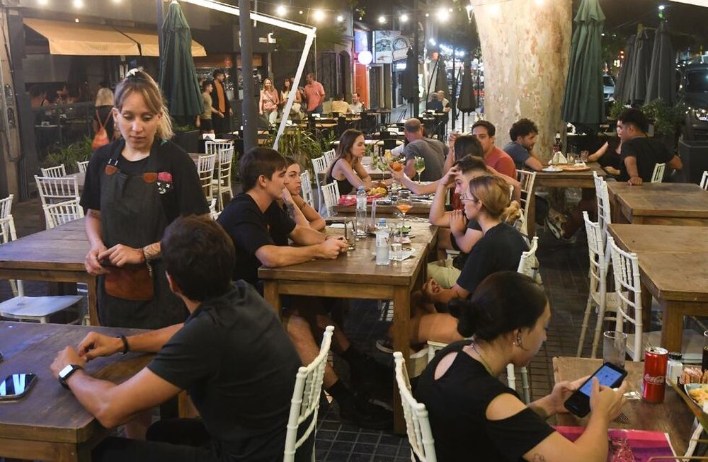 La golpiza que sufrió la joven mesera dejó atemorizadas a sus colegas, que buscan protección en sus compañeros varones. Afirman que ya no denuncian esos hechos. | Foto: José Gutiérrez / Los Andes