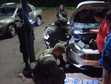 La droga estaba en un doble fondo de auto. Gentileza Gendarmería Nacional.&nbsp;