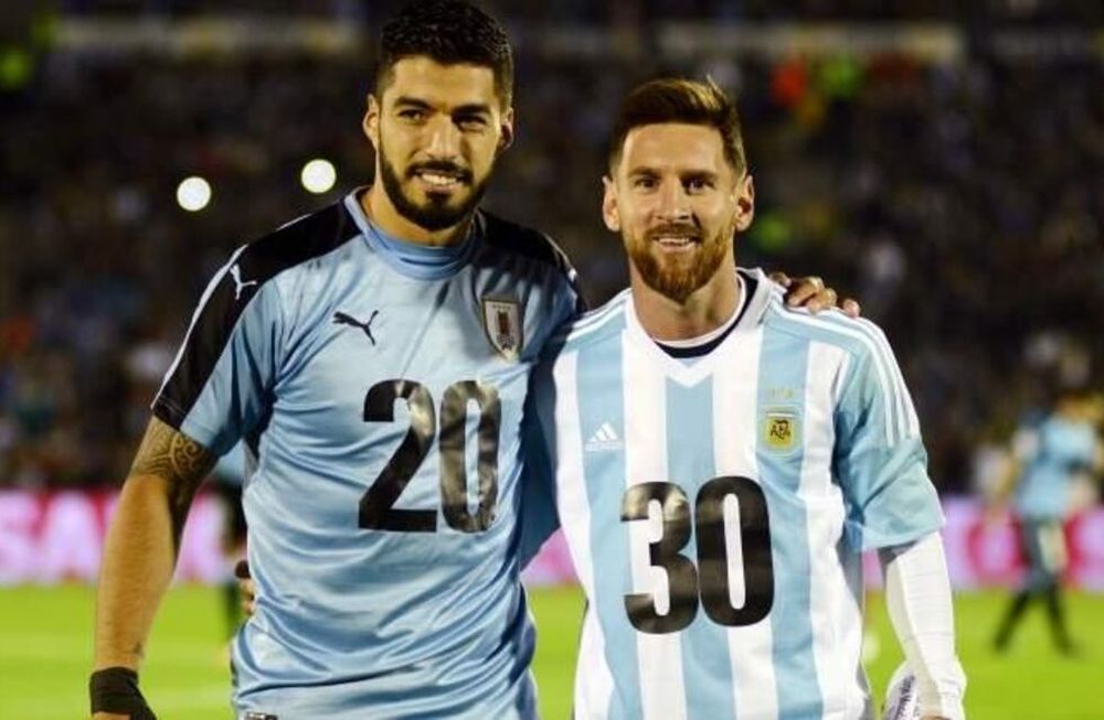 Suárez y Messi, imagen del deseo sudamericano de tener el Mundial 2030 en esta parte del mundo. (AP/Archivo)