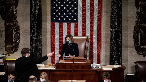 La titular de la Cámara de Representantes, Nancy Pelosi, recibe los votos donde se aprobó un segundo juicio político contra el presidente Donald Trump. AP