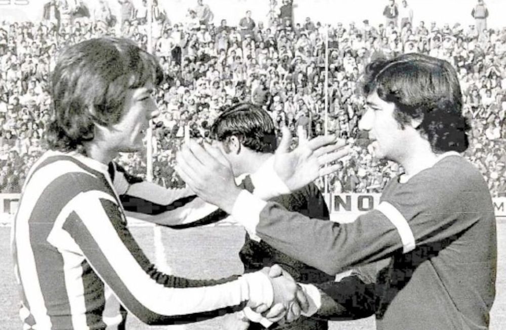 Angel Mauricio “Chupete” Badía(Gimnasia) y Antonio Segundo“Cura” Vergara (Independiente),cuando eran los capitanes desus respectivos equipos, en unclásico jugado en la década delos ‘70.