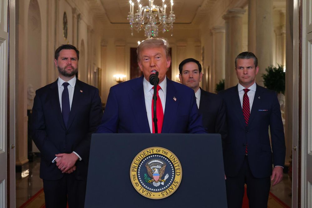 El presidente de los Estados Unidos, Donald Trump (2-i), junto con el secretario de Defensa de los Estados Unidos, Pete Hegseth (d), el vicepresidente de los Estados Unidos, JD Vance (i) y el secretario de Estado de los Estados Unidos, Marco Rubio (2-d), pronuncian un discurso a la nación tras los ataques estadounidenses a las instalaciones nucleares de Irán, en la Casa Blanca en Washington, D.C., EE. UU., el 21 de junio de 2025.