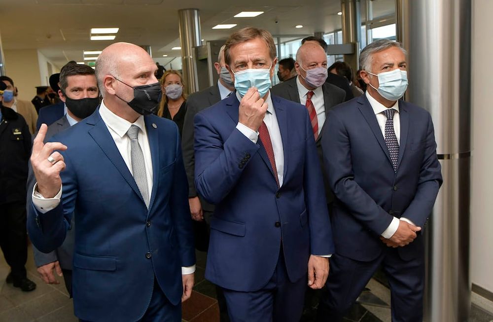 El gobernador Rodolfo Suárez, junto al presidente de la Suprema Corte Dalmiro Garay, y el diputado nacional Alfredo Cornejo, recorren el nuevo edificio del fuero penal de la Justicia mendocina. Allí el Mandatario lanzó el pedido a los ex socios del PD y la Coalición Cívica.Foto: Orlando Pelichotti