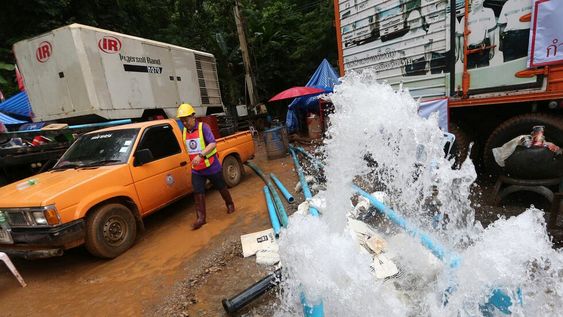 Tailandia: buscan bajar el nivel del agua en la cueva donde están atrapados los doce niños