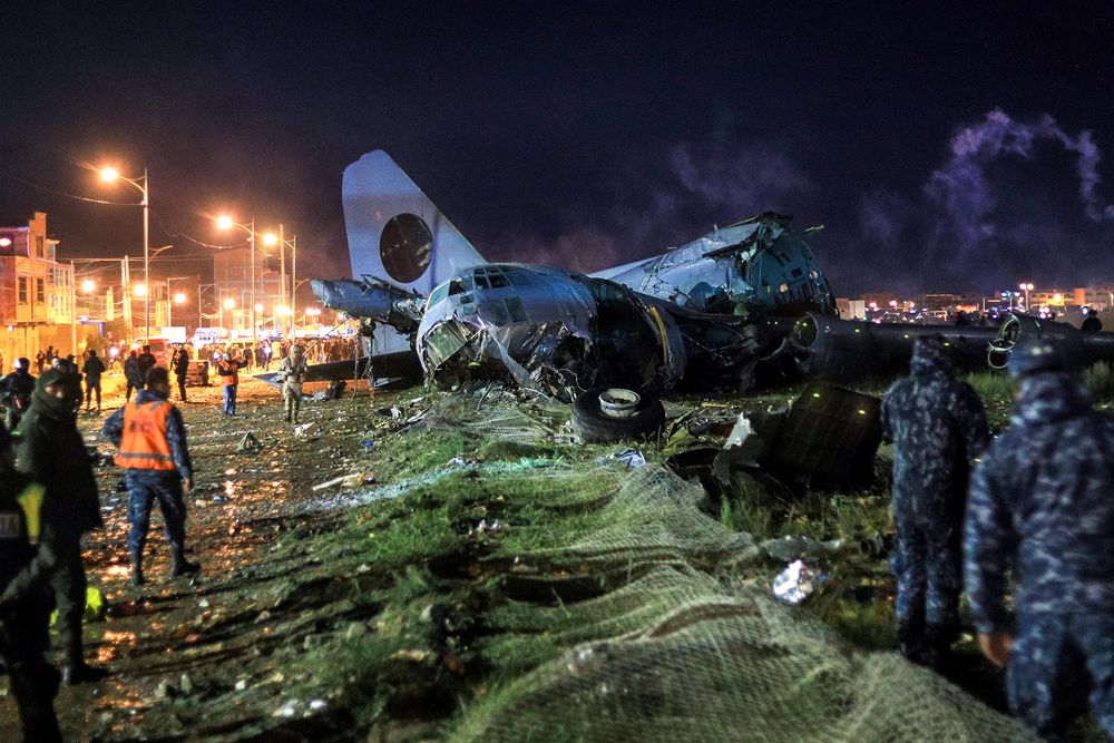 Al menos 15 personas murieron, seis resultaron heridas y 15 vehículos fueron afectados por el accidente que tuvo un avión militar de carga al intentar aterrizar en el aeropuerto internacional de El Alto, la segunda ciudad más poblada de Bolivia, informó la Dirección Nacional de Bomberos.