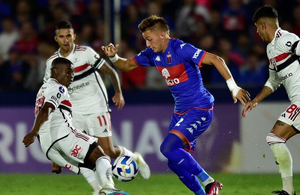Mateo Retegui intenta manejar el balón. Tigre no pudo con Sao Paulo y perdió 2 a 0. / Gentileza.