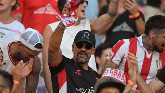 Juan Sebastián Verón en la popular de Estudiantes de La Plata
