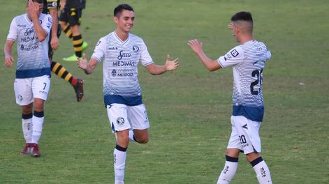 Los Andes | Pablo Palacio (de frente) festeja el golazo que cerró el triunfo ante Santamarina con el zurdo Leandro Berti. La Lepra mira a todos desde arriba / Foto: Nicolás Ríos