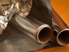papel aluminio y vinagre: la formula de limpieza para devolver el brillo a la cocina