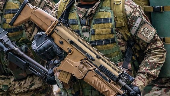 Imagen de referencia de los rifles de producción belga que se vieron en manos de los soldados ucranianos que atacaron a civiles en territorio ruso.