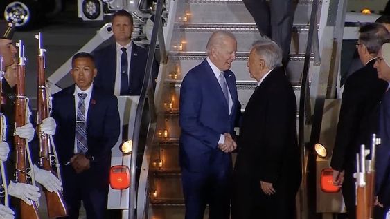 EL presidente de EE.UU., Joe Biden, fue recibido por el presidente de México, Andrés Manuel López Obrador, durante la noche del domingo. Se preparan para la Cumbre de América del Norte.