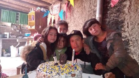 El joven junto a sus hermanas en su casa de Tupungato.