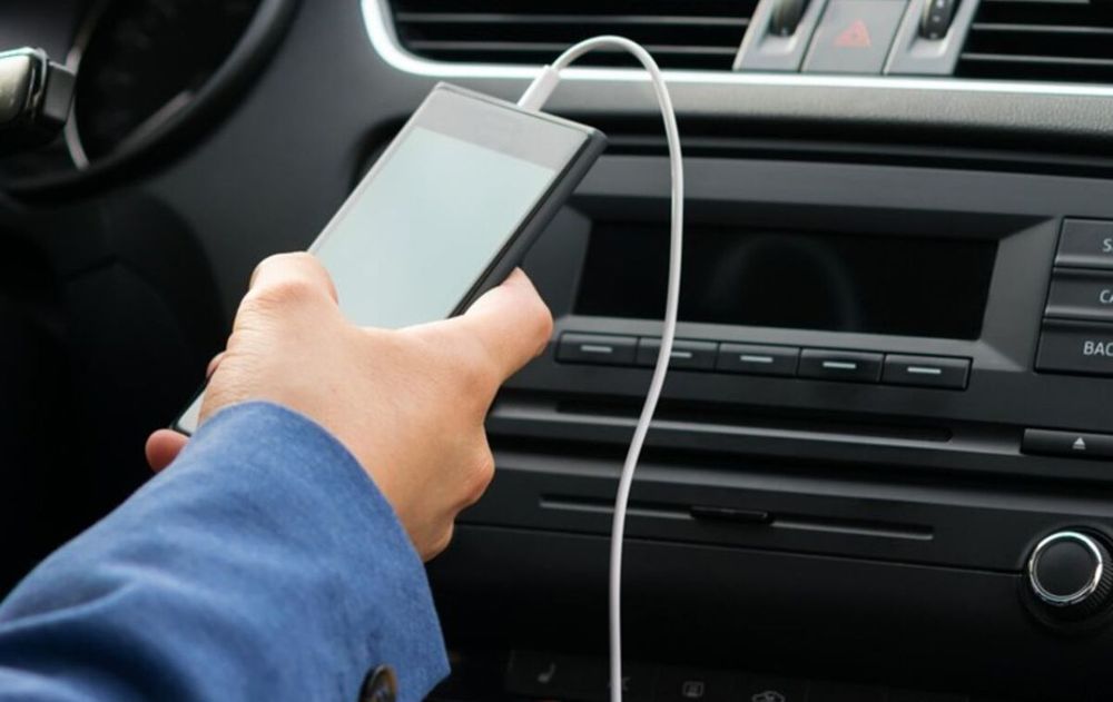Algunos puertos USB de los autos no están diseñados para cargar el celular. Algunos puertos USB de los autos no están diseñados para cargar el celular.