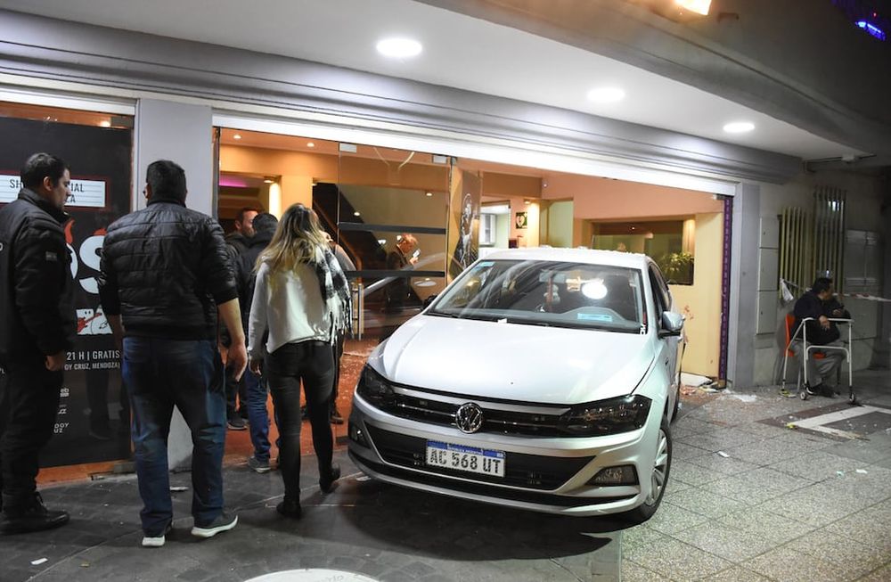 Un conductor perdió el control de su auto, se incrustó en el Teatro Plaza y atropelló a 23 personas: 15 internados y 3 graves.Foto: Mariana Villa / Los Andes