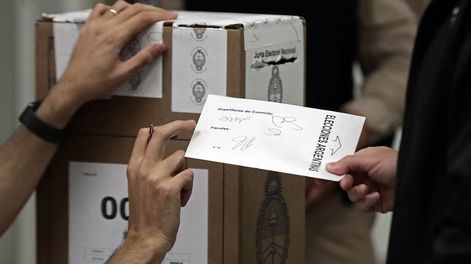 Argentina sigue en este rumbo y seguirá si no cambia su voto populista por otro democrático. Con el populismo está asegurada nuestra pobreza y degradación.