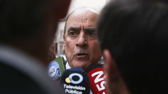 El jefe de Gabinete, Guillermo Francos, en su llegada al Congreso para dialogar con diputados sobre la continuidad de la Ley Bases. Foto NA: MARIANO SÁNCHEZ
