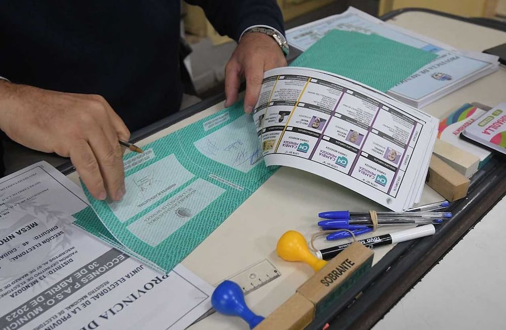 Elecciones PASO en 7 departamentos de la provincia de Mendoza.Presidente y fiscales de mesa en la escuela Justo José de urquiza del departamento de Maipú, organizan urna, boleta única y dejar todo en condiciones para que los ciudadanos de Maipú puedan ingresar a votarFoto:José Gutierrez / Los Andes