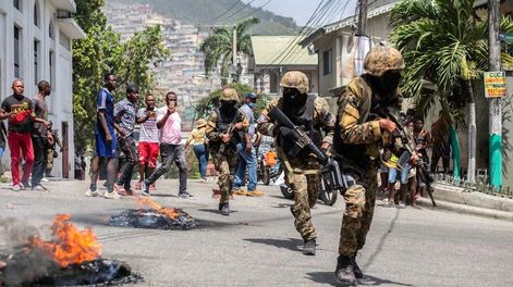 Ciudadanos participan en una protesta cerca de la comisaría de policía de Petion Ville después del asesinato del presidente haitiano Jovenel Moïse el 8 de julio de 2021 en Puerto Príncipe, Haití.