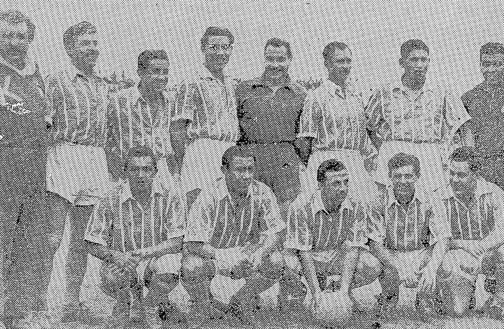 El póster del campeón. Arriba: Pereyra (masajista), Arias, Unanua, Méndez, Elso, Frigolé, Garín y Eusebio Guiñez (PF). Abajo: Carabajal, Godoy, Cipolla, Pereyra y García. / Archivo Los Andes