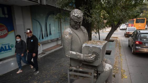 Hace años la asociación Amigos del Tango destacó la actividad tanguera y colocó con vecinos y municipio una escultura de Aníbal Troilo en la esquina de Beltrán y Montecaseros. Foto: Ignacio Blanco / Los Andes