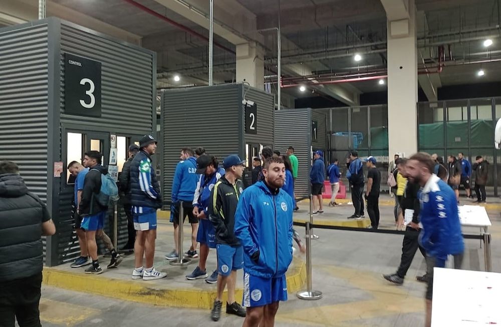 El viaje de los hinchas de Godoy Cruz a Chile por el partido frente a Colo-Colo por la Copa Libertadores. En la aduana, los infaltables controles. (Los Andes)