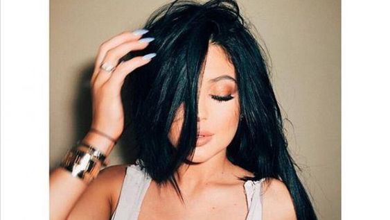 Kylie Jenner le hace sombra a su hermana Kim Kardashian con una selfie escotadísima
