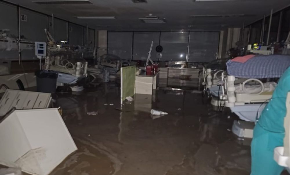 Temporal: rescate de bebés en el hospital Penna de Bahía Blanca (Gentileza Clarín)