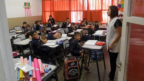 Los Andes | Con aumentos que superan 250%, malabares de familias y docentes para tener los materiales para el inicio de clases. Reciclar lo que ha quedado, reparar mochilas ya irreparables de tanto uso, comprar lo indispensable y búsqueda de promociones, son parte de
