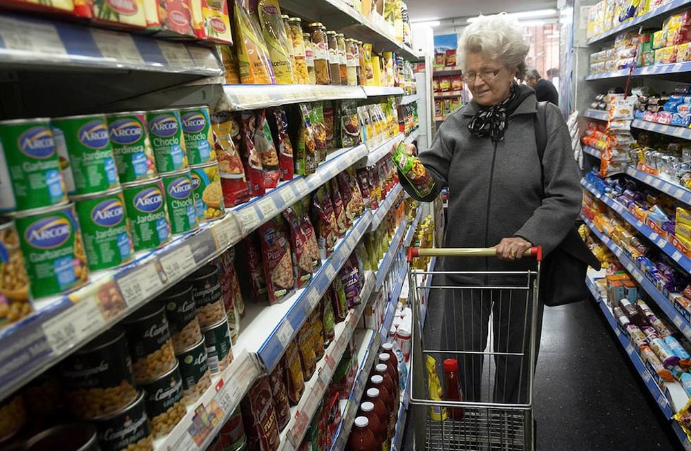 Las subas de precios condenaron a 20 millones de argentinos a la pobreza, limitando su acceso a los alimentos para vivir. / Foto: Ignacio Blanco / Los Andes