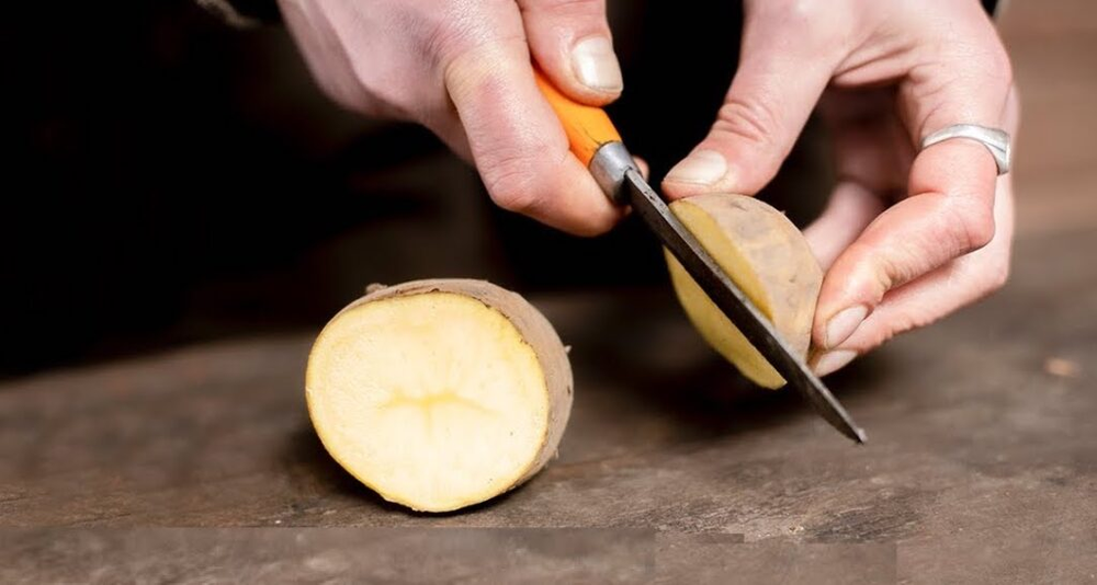 It's one of those homemade potato cleaning tricks, ideal for effortlessly removing rust from household items.