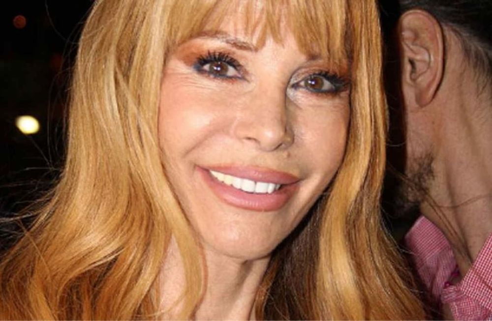 Boca arriba, Graciela Alfano lo dió todo sobre un yate y vestida con una microbikini nude