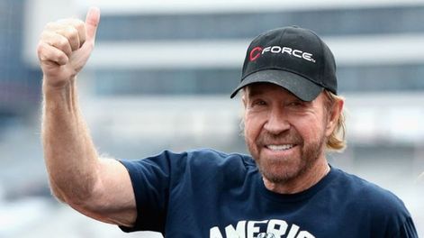 Chuck Norris compartió un tuit explicando que él no es el hombre que aparece en las fotos del ataque al Capitolio estadounidense.