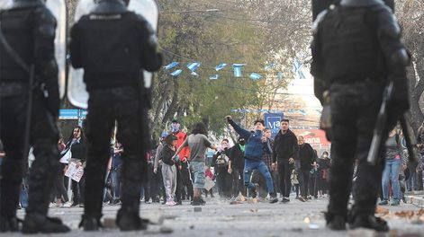 Los Andes | Algunos manifestantes se enfrentaron con la Policía en la desconcentración. Los uniformados tiraron gas lacrimógeno. Foto: José Gutiérrez/ Los Andes